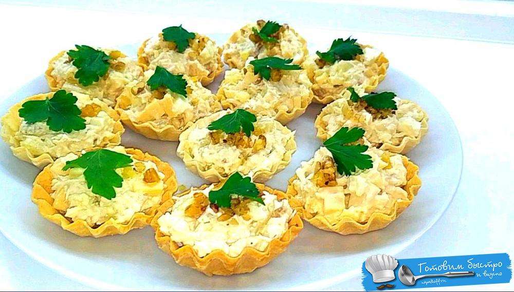 Тарталетки с ананасом и сыром с чесноком - рецепт с видео