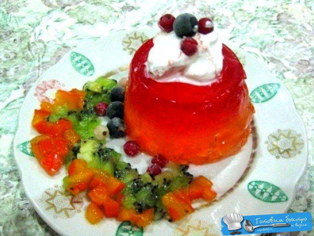 Десерт из желе с мороженым и фруктами - рецепт с фото