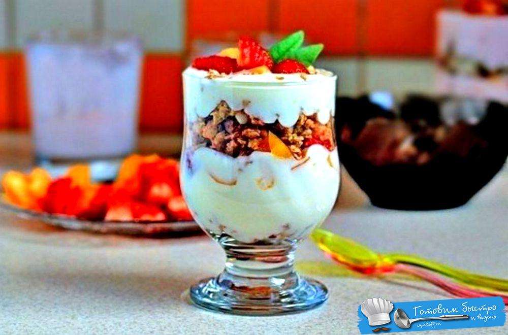 Фруктовый десерт с йогуртом с мюсли