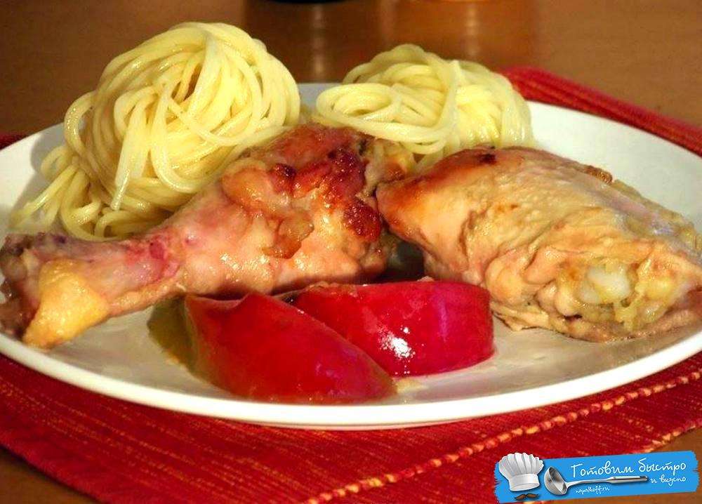 Тушёная курица с яблоками  на сковороде