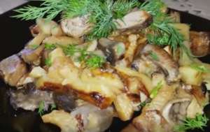 Тушеный картофель с грибами на сковороде