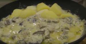Тушеная картошка с грибами в сметанном соусе на сковороде
