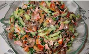 Вкусный салат с копченой курицей и грибами - рецепт с фото и видео