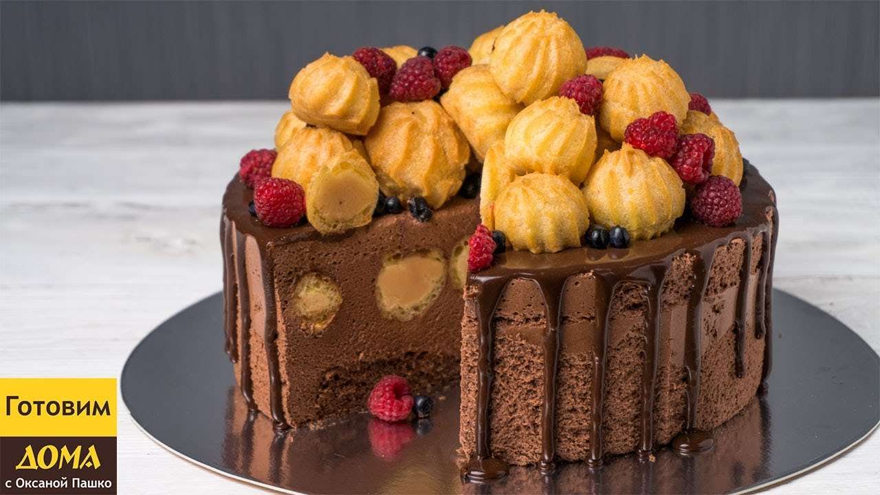 Шоколадный торт-суфле с карамельными профитролями