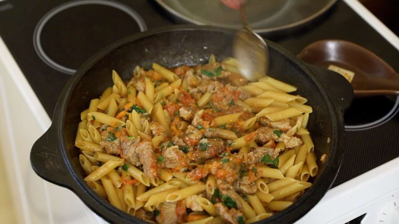 "Татарские" макароны с мясом, тушёные в овощном соусе.