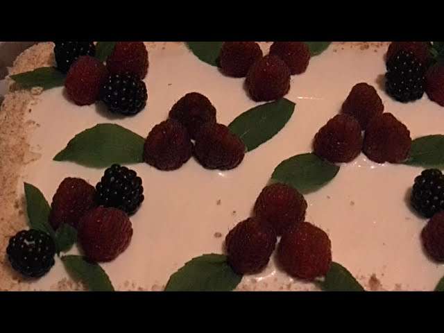 Бисквитный торт со сметанным кремом и ягодами.