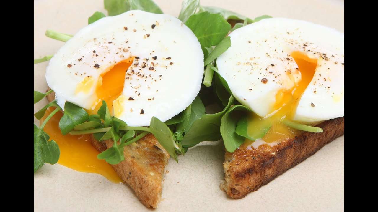Как идеально приготовить яйца пашот? 2 способа [Мужская Кулинария]