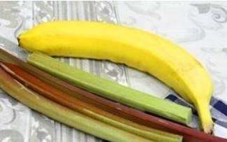 Освежающий смузи из банана и ревеня