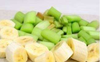 Освежающий смузи из банана и ревеня