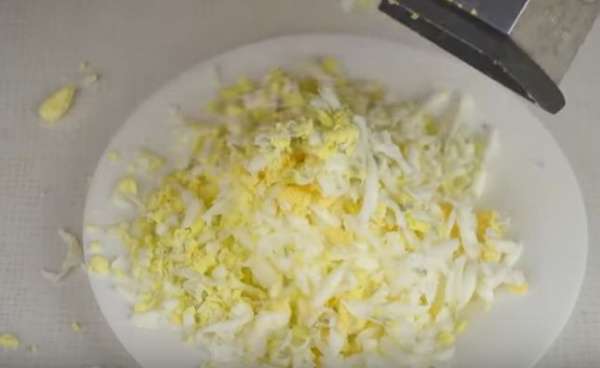 Вкусный и необычный слоёный салат из куриной грудки с консервированной кукурузой