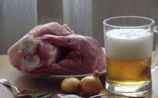 Рецепт свиной рульки под пивом