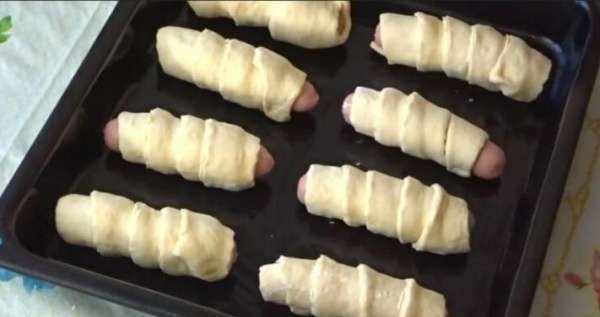 Сосиски в слоеном тесте - рецепт в духовке