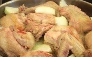 Тушёная на сковороде курица с яблоками