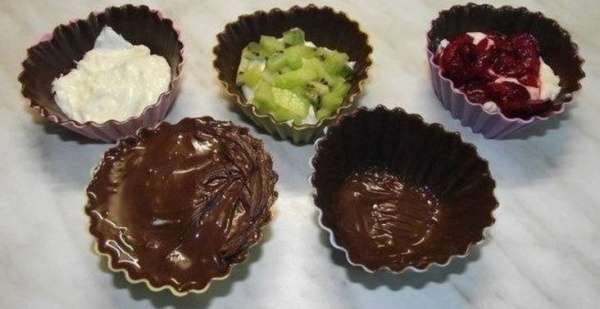Десерт из творога с шоколадом и фруктами для детей