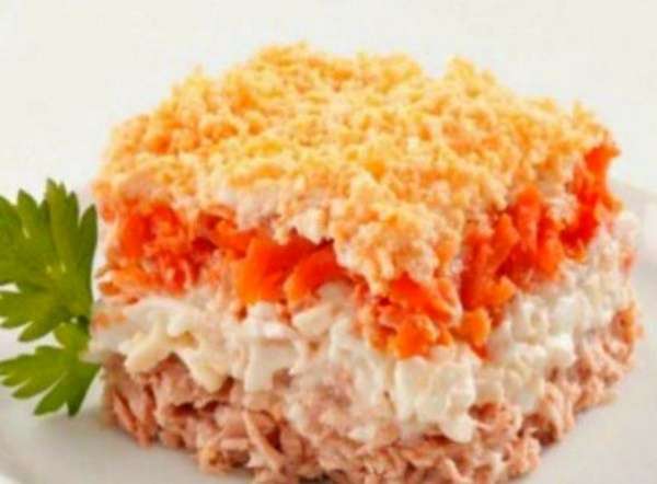 Салат с тунцом консервированным -  классический рецепт