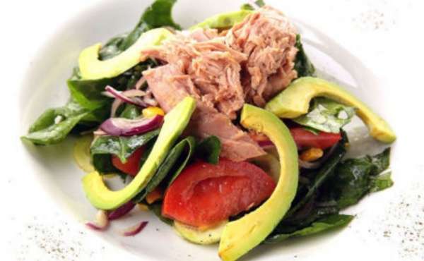 Салат с тунцом консервированным -  классический рецепт