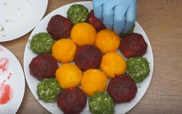 Праздничный оригинальный салат с разноцветными шарами 