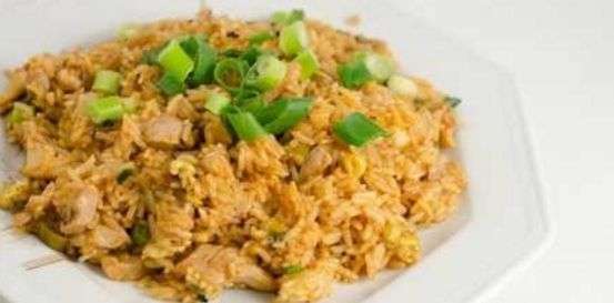 Жареный рис с курицей и яйцом- рецепт с фото